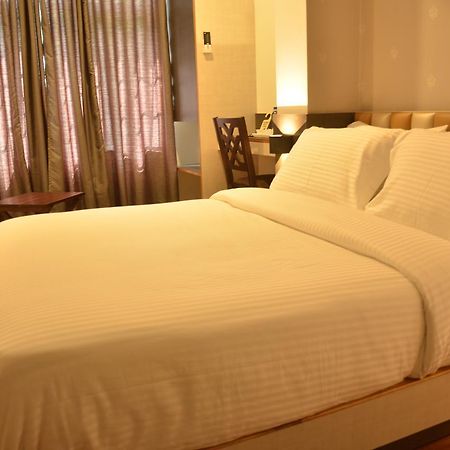Hotel Aura 西隆 外观 照片
